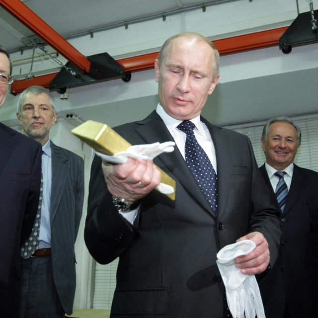 Vladimir Putin drži zlatnu polugu tijekom posjeta Središnjoj banci Rusije (athivska fotografija)