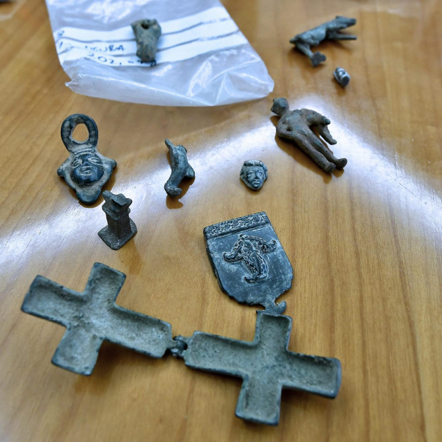 Predmeti su zapljenjeni kod turskog drzavljana na graničnom prijelazu Bajakovo u prosincu 2021. godine.
 
