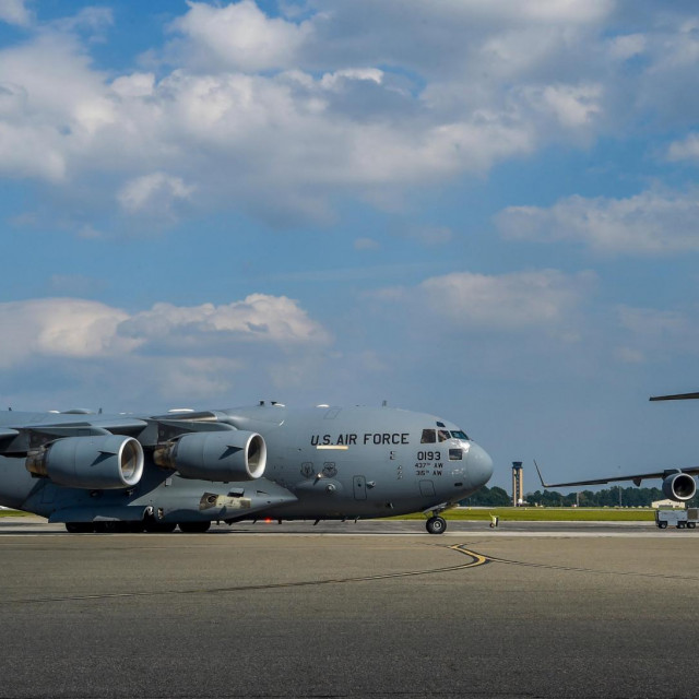  C-17, američki strateški transporter koji prevozi trupe i dostavlja oružje
