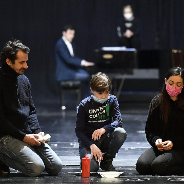 Proba predstave Povijest pčela
