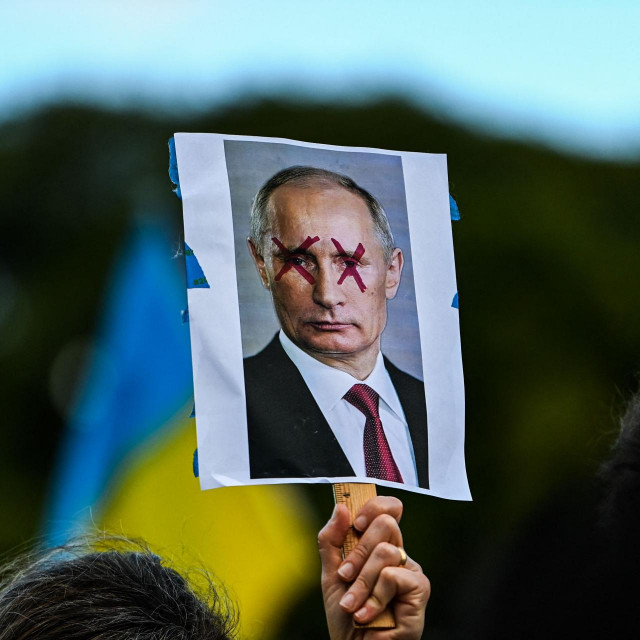 Vladimir Putin mogao bi nadmašiti svoje izolacionističke prethodnike, albanskog komunističkog diktatora Envera Hoxhu i sjevernokorejskog nasljednog predsjednika Kim Jong-ila
