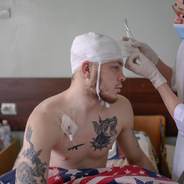 Ranjeni ukrajinski vojnik u bolnici
