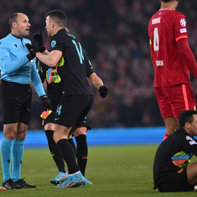 Ivan Perišić prosvjeduje nakon drugog žutog za Sancheza