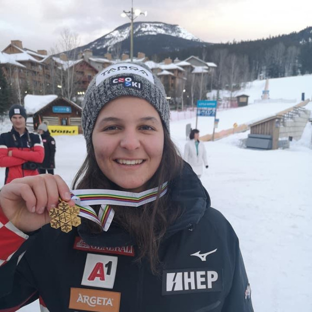 Najbolja mlada slalomašica sa svojim zlatom