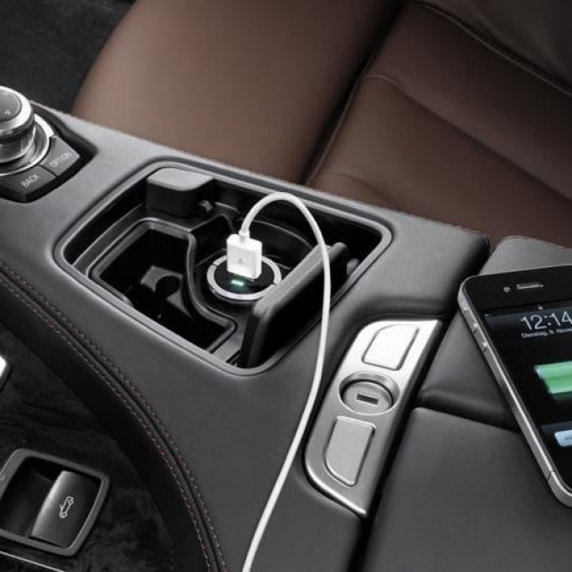 Punjenje mobilnog uređaja u automobilu
