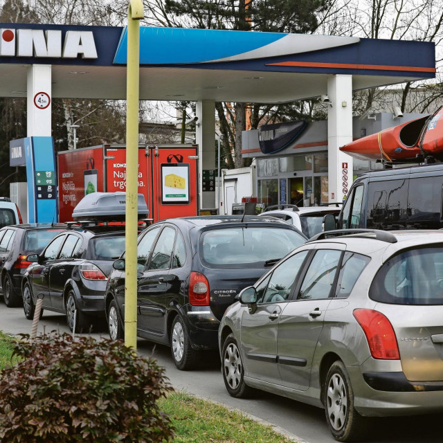 Guzva na benzimskim postajama
