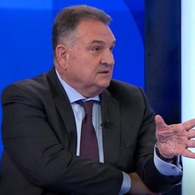 Radimir Čačić i šalabahter na dlanu lijeve ruke
