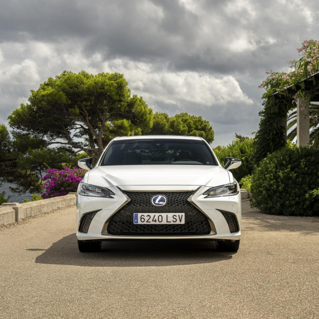 2021. Lexus ES
