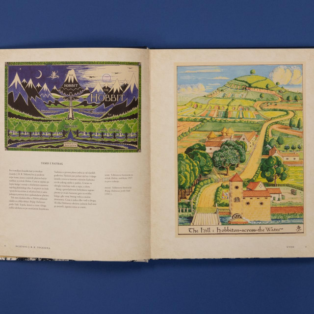 Lijevo: Tolkienova ilustracija za ovitak Hobita, naslikana 1937. za prvo izdanje. Copyright: Bodleian Library, University of Oxford MS. Tolkien Drawings 32/© The Tolkien Estate Limited
Desno: Tolkienova ilustracija Brijeg: Hobitovac preko Vode (1937.). Copyright: Bodleian Library, University of Oxford MS. Tolkien Drawings 26/© The Tolkien Estate Limited
