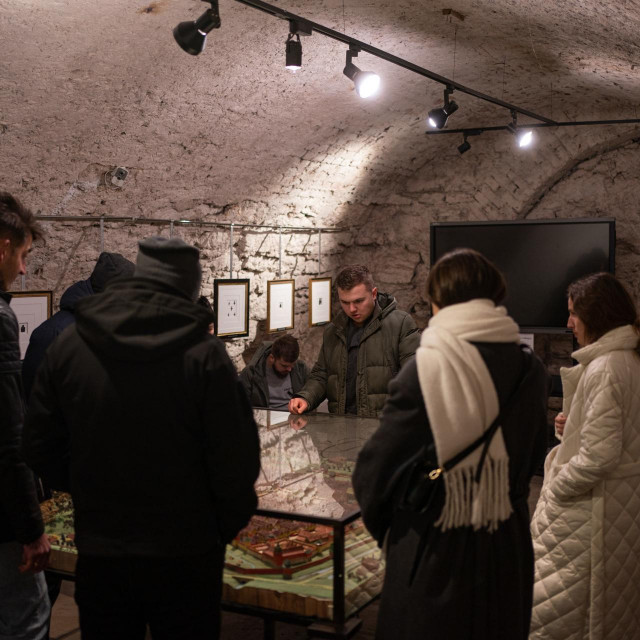 Lavov, ljudi u kripti nekadašnje crkve koja je pretvorena u muzej, a sada služi kao sklonište

 

 
