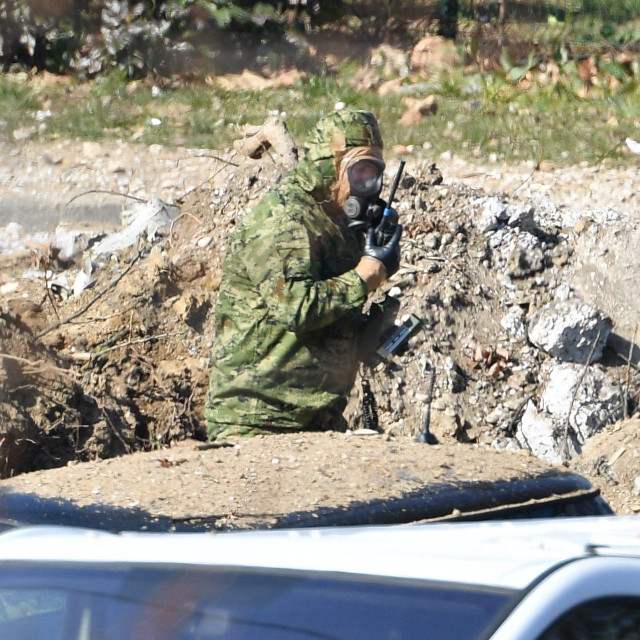 Pripadnik MORH-a vrši mjerenje radijacije na mjestu pada letjelice
