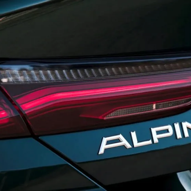2022. Alpina B8
