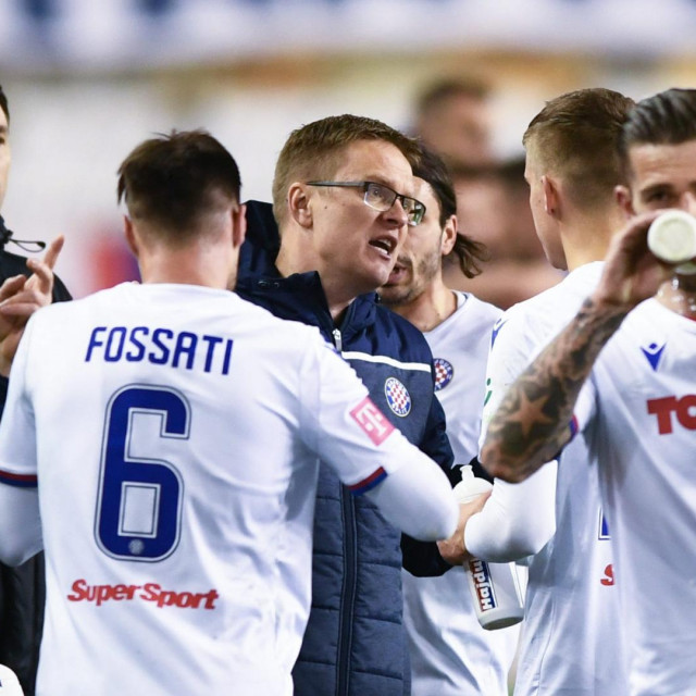 Valdas Dambrauskas s igračima
