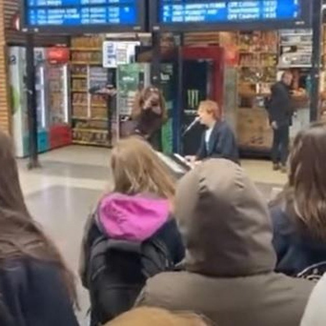 Tom Odell na bukureštanskom željezničkom kolodvoru
