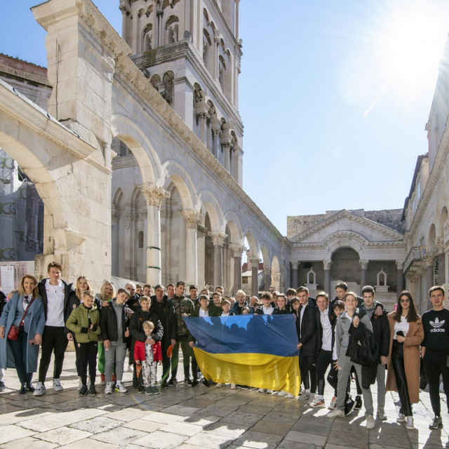 Splitski vodiči djecu iz nogometne akademije Ukrajinskog kluba Šahtar poveli u obilazak Splita
 
