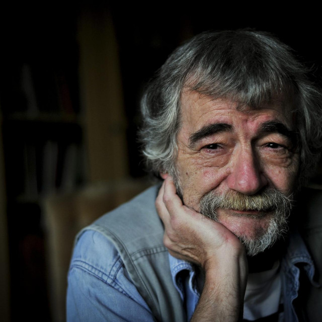 Zagreb, 081014.
Pisac Pero Kvesic, fotografiran u svom domu.