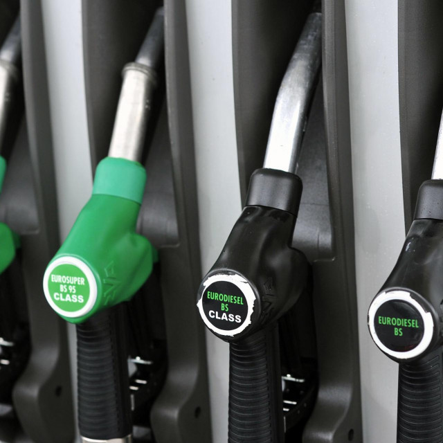 Ilustracija: benzinska postaja
