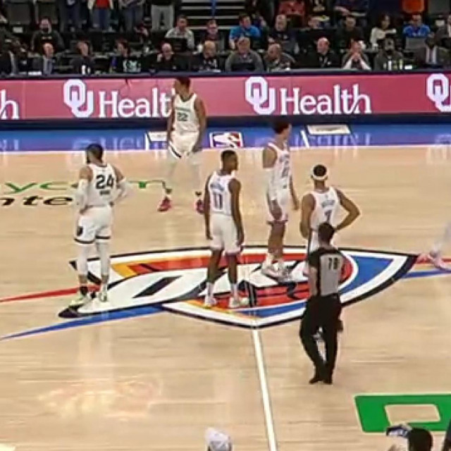 Igrači Oklahome i Memphisa na parket su istrčali u istim, bijelim dresovima
