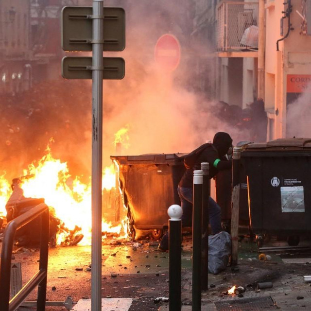 Prizori s prosvjeda.
