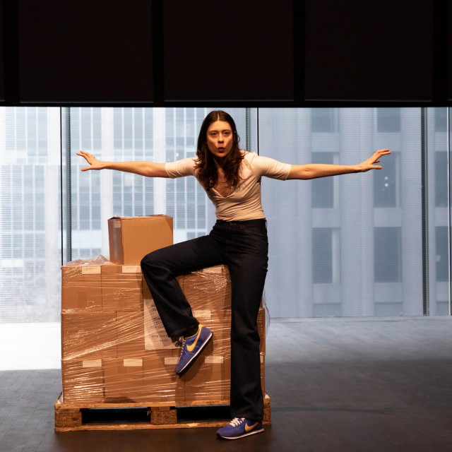 Nora Turato prilikom izvođenja svog performansa u  Marie-Josée i Henry Kravis studiju na četvrtom katu nove zgrade MoMA-e, radu arhitektonskog i dizajn studija Diller Scofidio+Renfro
