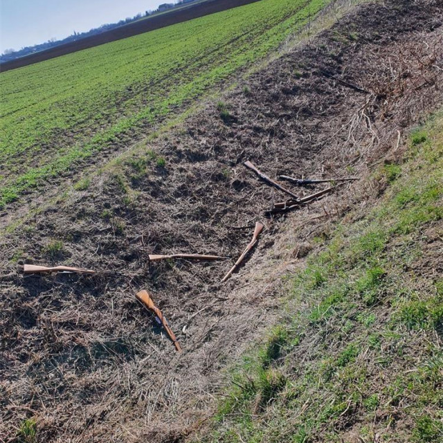 U polju pronađene razbacane puške
