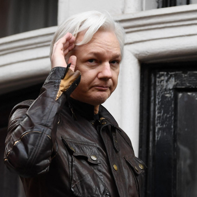 Julian Assange tijekom boravka u ekvadorskoj ambasadi u Londonu (arhivska fotografija)
