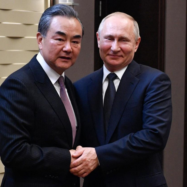 Wang Yi i Vladimir Putin
