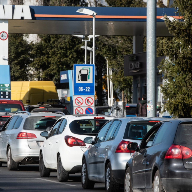 Kolona automobila pred benzinskom crpkom INA-e.
