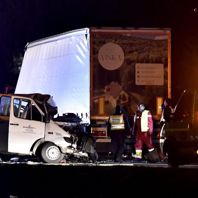 Prometna nesreća na DC1 kod Jakovlja, sudarili su se sleper i kombi, poginula je jedna osoba, a tri su ozlijeđene.
