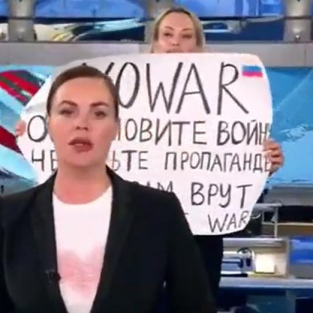 Urednica izvela sabotažu u večernjem dnevniku na ruskoj državnoj teleiviziji
