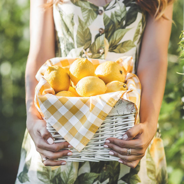 Vitamin C od presudne je važnosti u borbi protiv virusa i prehlada, upala pluća, čak i protiv bolesti srca i raka, jača imunosni sustav i pomaže održati vitalnim naše stanice i kožu
