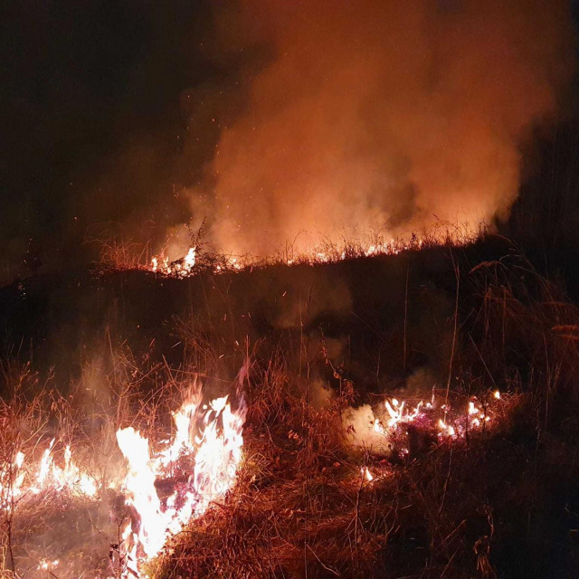 Vaterogasci gase požare na Žumberku
