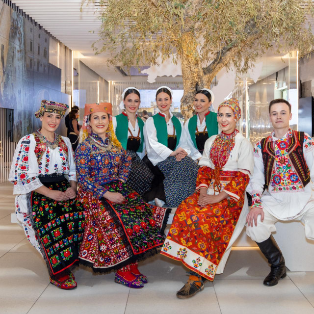 Ansambl Lado pored masline u hrvatskom paviljonu, fotografija od prošlog vikenda