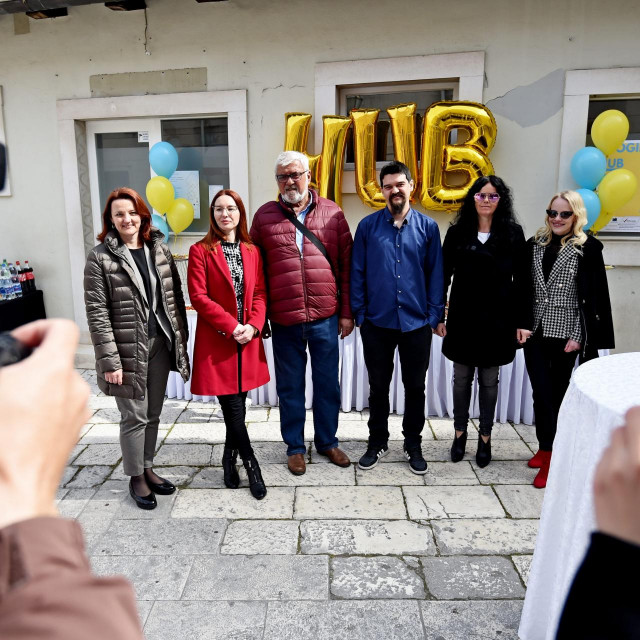 Ana Jerkunica, Ruza Kovacevic- Bilic, Ivica Basic, Vicenco Stojan, Tamara Ognjenovic i Fani Rozic ispred Trogir HUB-a

 
