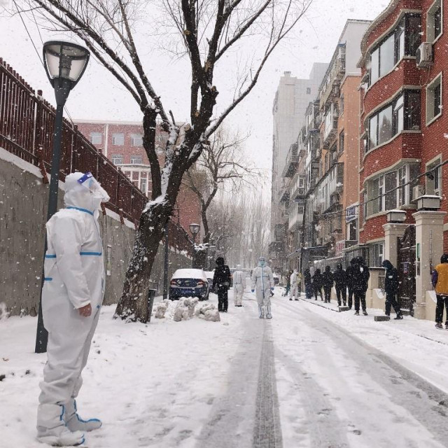ljudi u kineskom Jilinu čekaju u redu kako bi se testirali na covid-19
