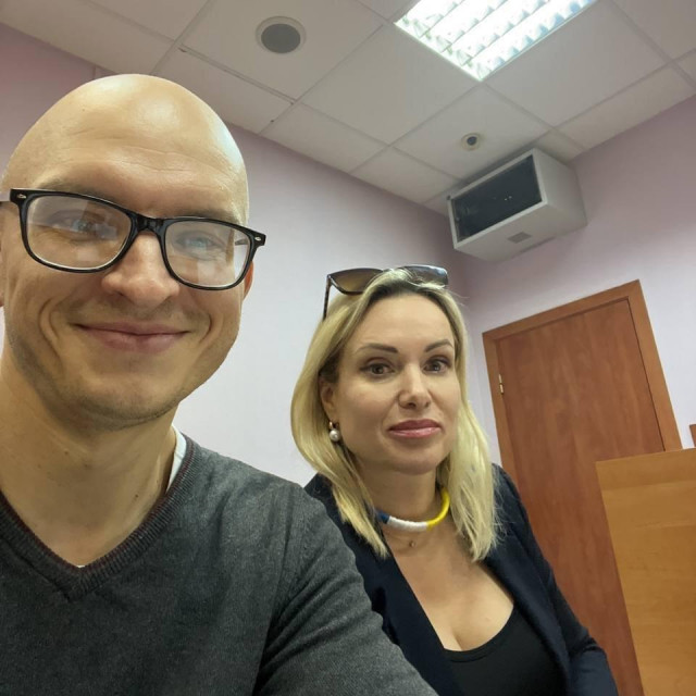 Marina Ovsjanjikova s odvjetnikom na sudu

