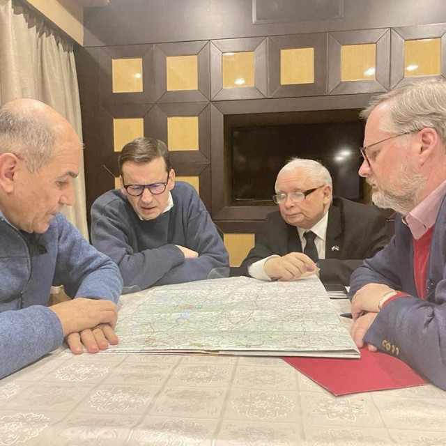 Janez Janša, Mateusz Morawiecki, Jaroslaw Kaczynski i Janez Janša u vlaku za Kijev
