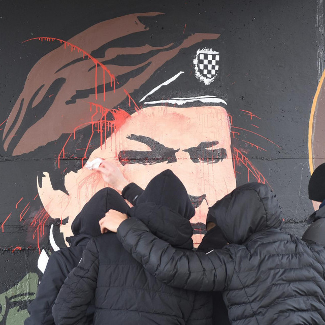 Mural posvećen Mihajlu Hrastovu zaliven je crvenom bojom krajem prosinca 2021.
