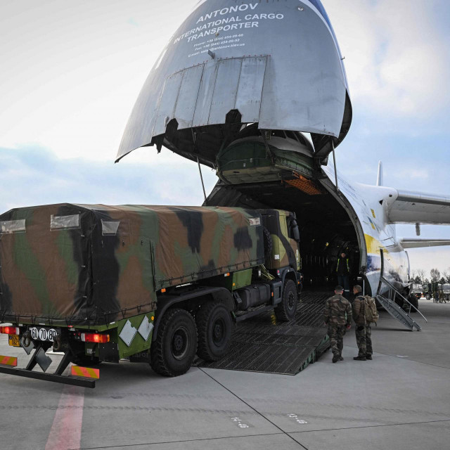 Francuska vojna vozila iskrcavaju se u Rumunjskoj
