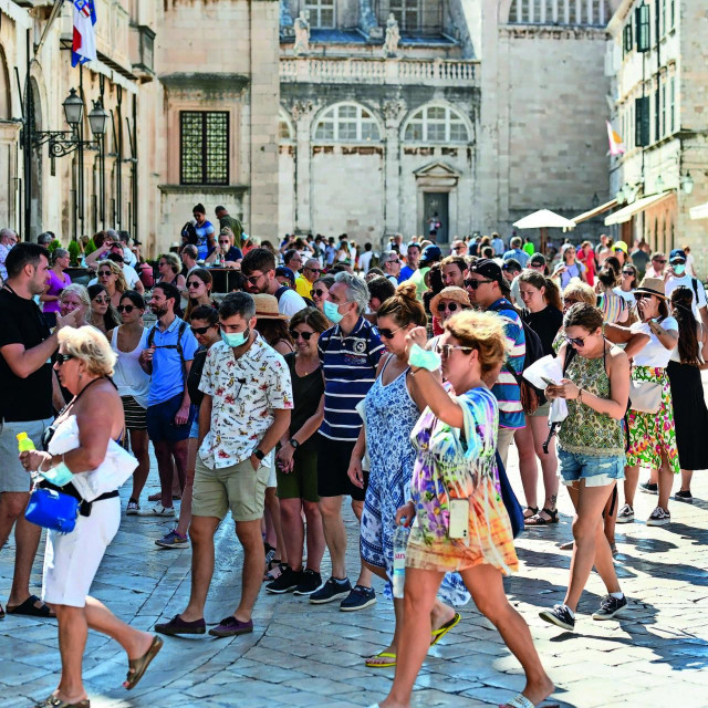 Turističke gužve na Stradunu
