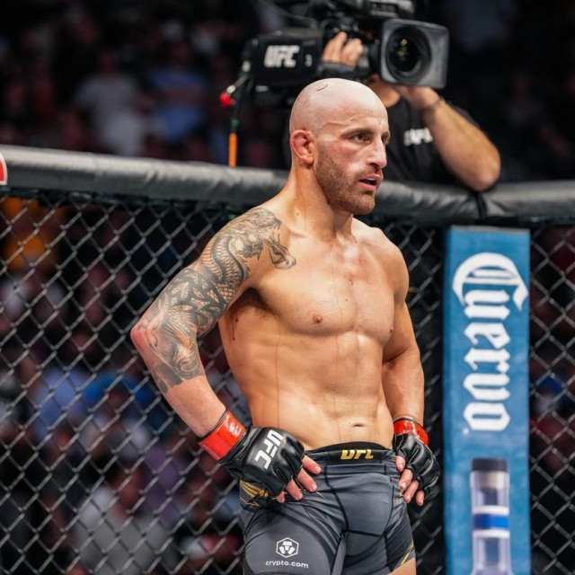 LAS VEGAS, NV - SEPTEMBER 25: (L-R) Alexander Volkanovski in their featherweight fight during UFC 266 on September 25, 2021, at T-Mobile Arena in Las Vegas, NV.,Image: 634531241, License: Rights-managed, Restrictions: FOR EDITORIAL USE ONLY. Icon Sportswire (A Division of XML Team Solutions) reserves the right to pursue unauthorized users of this image. If you violate our intellectual property you may be liable for: actual damages, loss of income, and profits you derive from the use of this image, and, where appropriate, the costs of collection and/or statutory damages up to $150,000 (USD)., Model Release: no, Credit line: Louis Grasse/PxImages/Icon Sportswire/Newscom/Profimedia