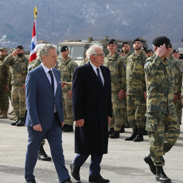 Josep Borell u zračnoj luci Butmir.
