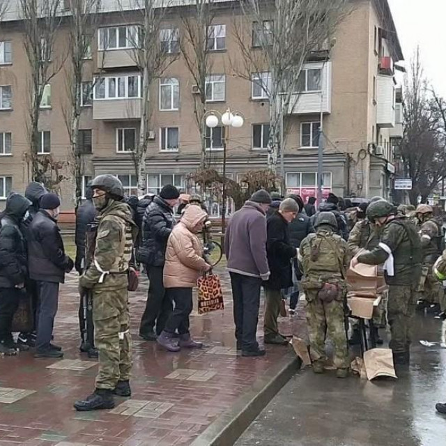 Rusi dijele humanitarnu pomoć u Melitopolju; ilustracija
