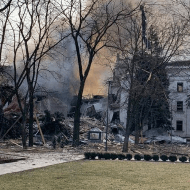 Napad na kazalište u Mariupolju; Natpis ”DJECA” ispred kazališta; Barikade u Kijevu; Očajni vatrogasac u Kijevu; Joe Biden; Prizor iz Kijeva
