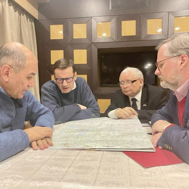 Poljski premijer Mateusz Morawiecki (sredina), češki premijer Petr Fiala (desno), slovenski premijer Janez Janša (lijevo) i zamjenik poljskog premijera Jarosław Kaczyński
