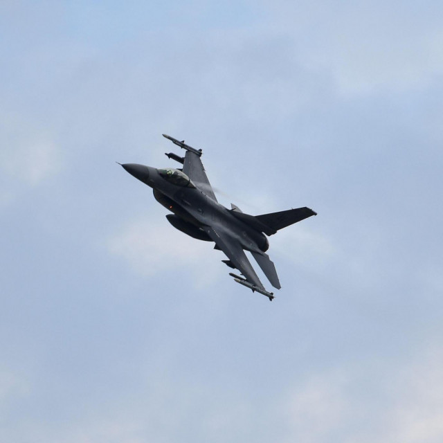 F-16 lovac

