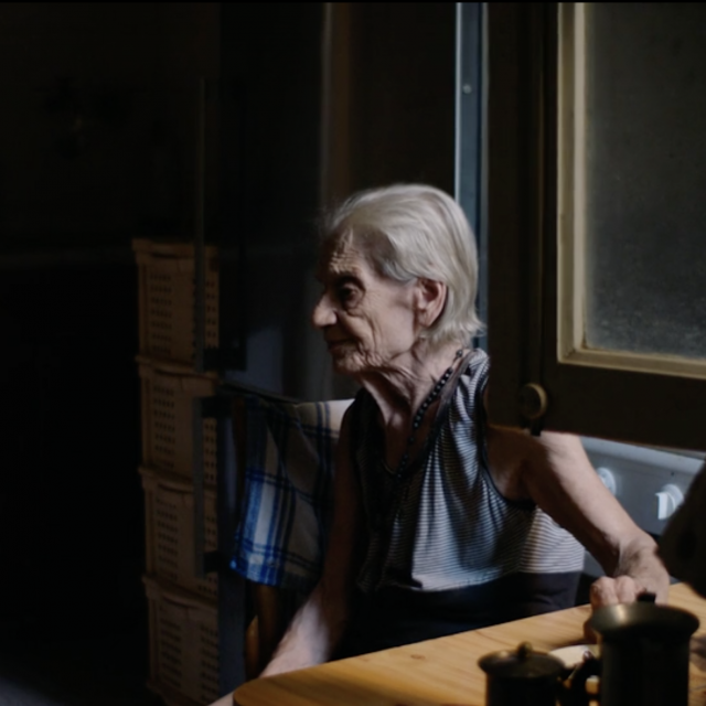 Scena iz filma, jedna od stanovnica Bejruta u danima nakon eksplozije.
