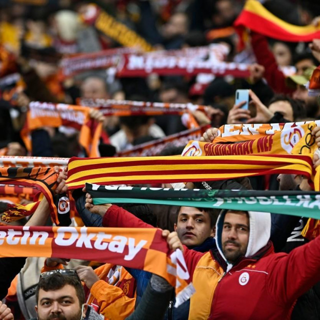 Navijači Galatasaraya su organizirali vatreni doček za igrače Barce
