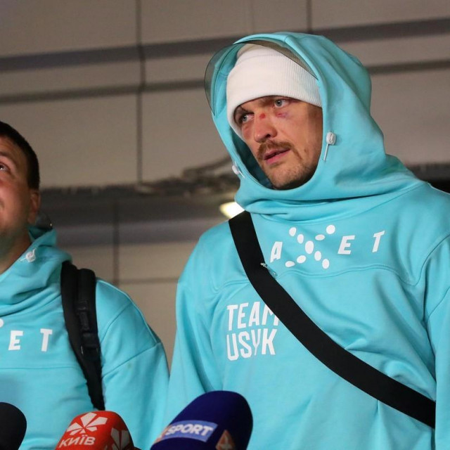 Oleksandr Usyk (desno)
