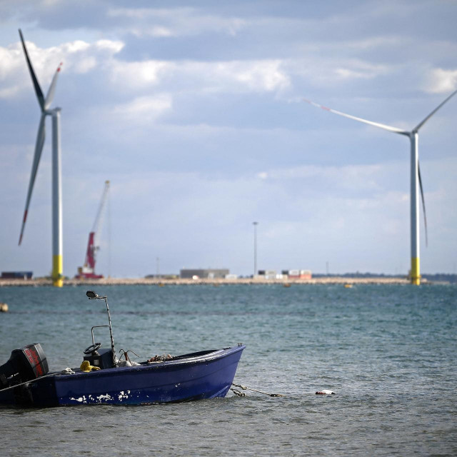 Prva talijanska vjetrolektrana na moru, u blizini luke Taranto
